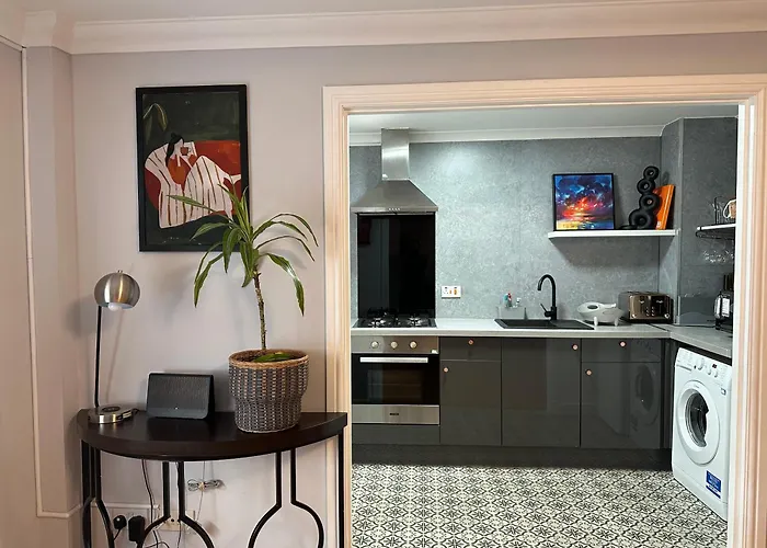 Private Main Door Lovely 2 Bedroom Apartment