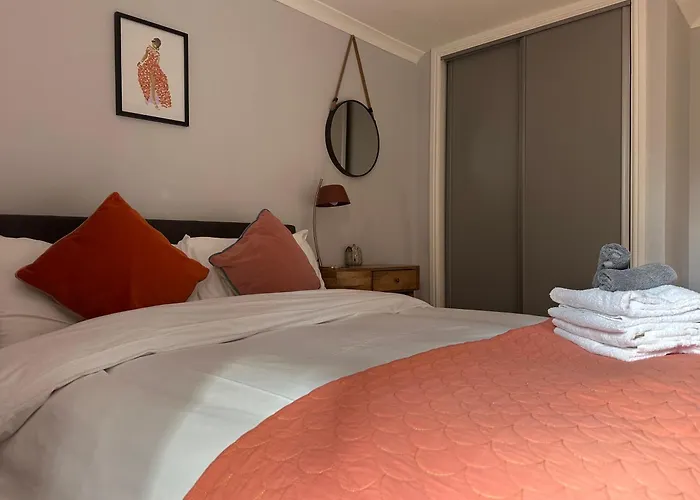 Private Main Door Lovely 2 Bedroom Apartment