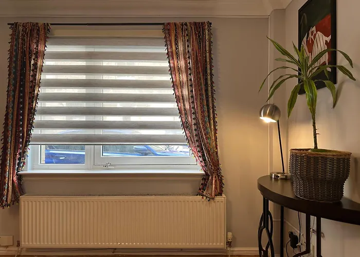 Private Main Door Lovely 2 Bedroom Apartment
